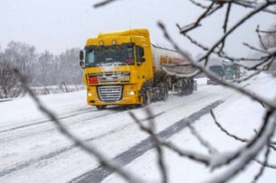 В Харьков из-за сильного снегопада запретили пропускать грузовики