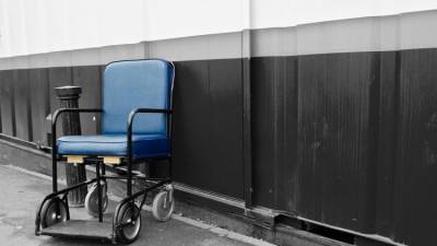 В Симферополе мужчина украл инвалидную коляску из больницы
