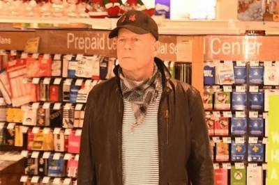 Актера Брюса Уиллиса выставили из супермаркета за отказ надеть маску