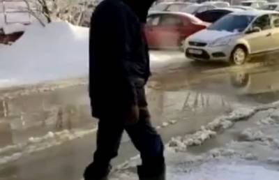 В Челябинске в 25-градусный мороз прорвало трубу. Кипятком заливает улицы