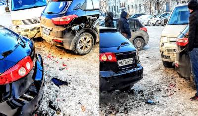 Три машины столкнулись на улице Максима Горького в Тюмени