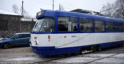 Дебош в рижском трамвае: мочились в окно, оголяли зад, плевали в лицо пассажирке (ОБНОВЛЕНО)