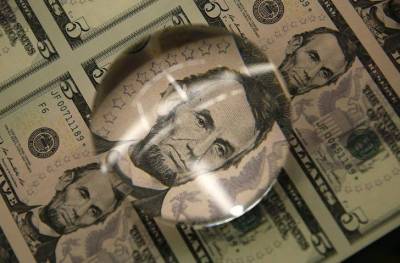 Доллар подешевел на фоне снижения доходности облигаций