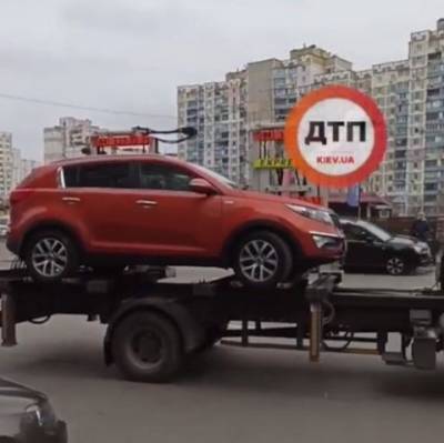 В Киеве эвакуатор чуть не забрал машину с ребенком внутри (ВИДЕО)