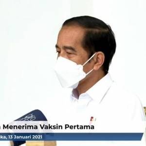 Президента Индонезии привили вакциной Sinovac. Видео