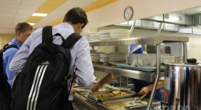 Чебоксарских школьников перестали кормить колбасой и сосисками