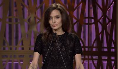 Захмелевшая Анджелина Джоли в одной футболочке забыла о стеснении: "Обнимаю..."