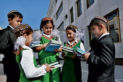 Туркменским школьникам продлят каникулы до 25 января