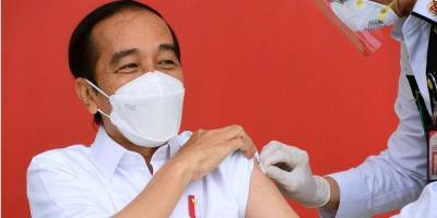 В Индонезии началась вакцинация от коронавируса препаратом Sinovac: первым привился президент