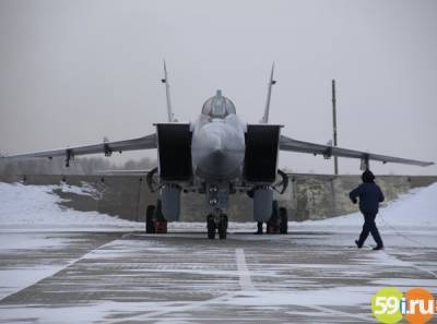 Три истребителя МиГ-31БМ в Пермском крае провели учебный бой с захватом "противника"