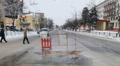 Перекрыли движение: под Ярославлем в центре города на перекрестке прорвался водопровод