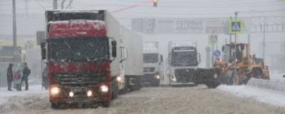 В Волгограде из-за метели и снегопада образовались пробки из фур