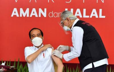 Президент Индонезии сделал прививку COVID-вакциной Sinovac