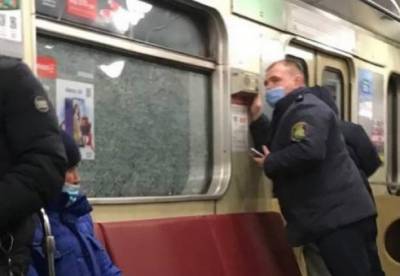 В Киеве вандалы разбили окна в поездах метро (фото)