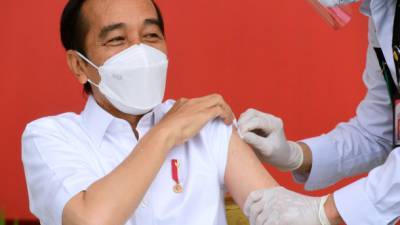 Президент Индонезии сделал прививку китайской вакциной, которую закупила Украина