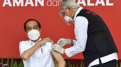 Президент Индонезии вакцинировался COVID-вакциной Sinovac