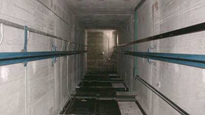 Лифт в красноярской высотке рухнул из-за "тонны мусора"