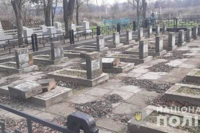 Под Полтавой и в Херсоне вандалы осквернили 18 памятников погибшим во Второй мировой войне