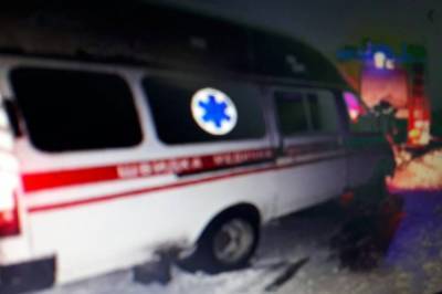 В Днепропетровской области карета "скорой" с роженицей застряла в снежном заносе