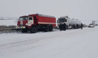 Спасатели вызволили десятки грузовиков из снежных ловушек на юге Украины