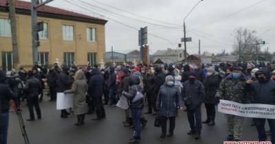 В Житомире сотни людей блокировали выезды из города из-за повышения тарифов на газ