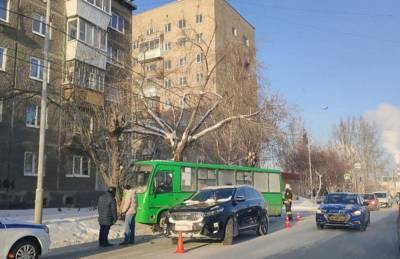 В Екатеринбурге маршрутка с пассажирами врезалась в дерево, есть пострадавший