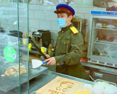 Кафе в Москве со сталинской шаурмой открыли без разрешения на работу
