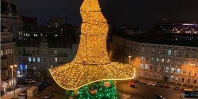 Волшебную шляпу главной елки страны установили возле Киевской школы экономики — фото