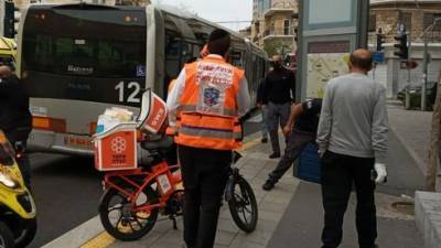 70-летнего жителя Хайфы бросили под колеса автобуса после ссоры из-за велосипеда
