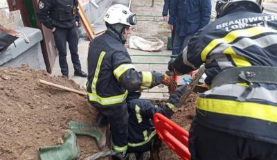 Кадры трагического ЧП в Киеве: спасатели бросились на помощь, из под завалов достали тело