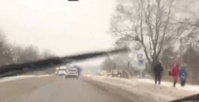 Поднял снежную волну: в Харькове трамвай разбил стекло на остановке, видео