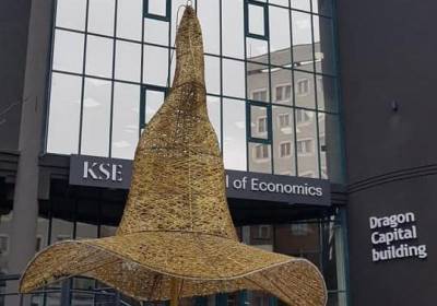 "Волшебная шляпа" с главной елки страны переехала в Киевскую школу экономики