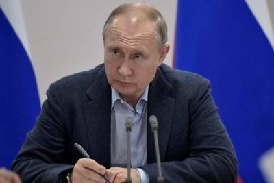 Путин поручил с 18 января начать массовую вакцинацию против коронавируса