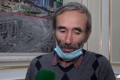 Отец напавших на полицейских в Грозном публично извинился с чеченцами за спиной