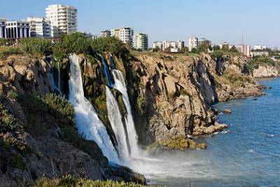Издающий зловоние водопад в Турции распугал туристов и ужаснул местных жителей