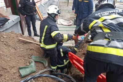 В Киеве мужчина погиб после обвала земли