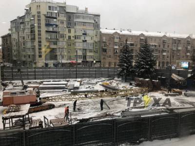 В центре Харькова упал строительный кран