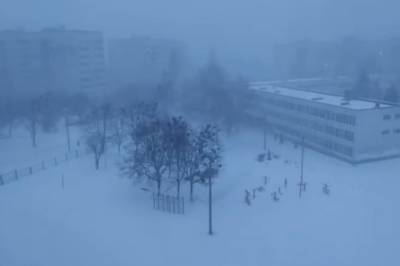 Из-за снегопада в Харьков запретили въезжать грузовикам: к расчистке города привлекли спасателей