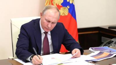 Путин перечислил регионы, имеющие проблемы с финансированием дорог
