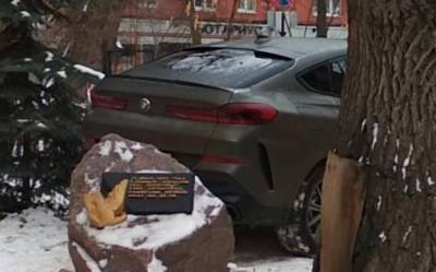 Хамская парковка у памятника жертвам бомбардировки возмутила воронежцев