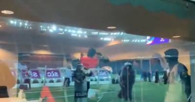 Скандал в Кувейте: обладатели Кубка страны после выигранного трофея принялись качать на руках судью (видео)