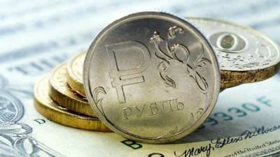 После решения Минфина о возобновлении закупок валюты рубль ослабел