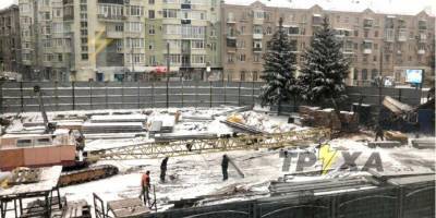 В Харькове строительный кран рухнул на бытовку с рабочими — фото