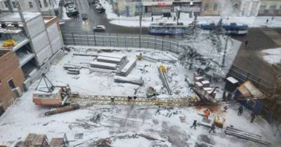 В центре Харькова на вагончик с рабочими упал строительный кран