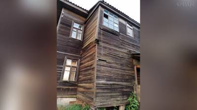 «Дом на пнях»: барак дореволюционной постройки близок к расселению