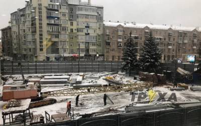 В Харькове кран упал на вагончик с рабочими