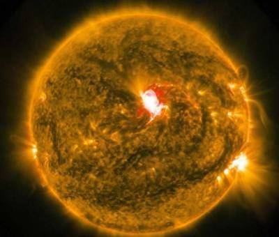 Ученые зафиксировали одно из самых гигантских извержений на Солнце
