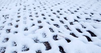 Рижская дума: владельцы домов обязаны чистить от снега крышу и тротуар — иначе штраф до 1400 евро