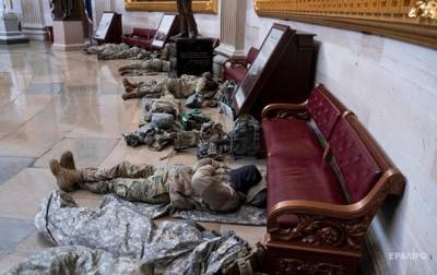 Опубликованы фото спящих военных в Капитолии США