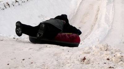 Женщина в Саратове получила смертельный удар во время катания на "ватрушке"